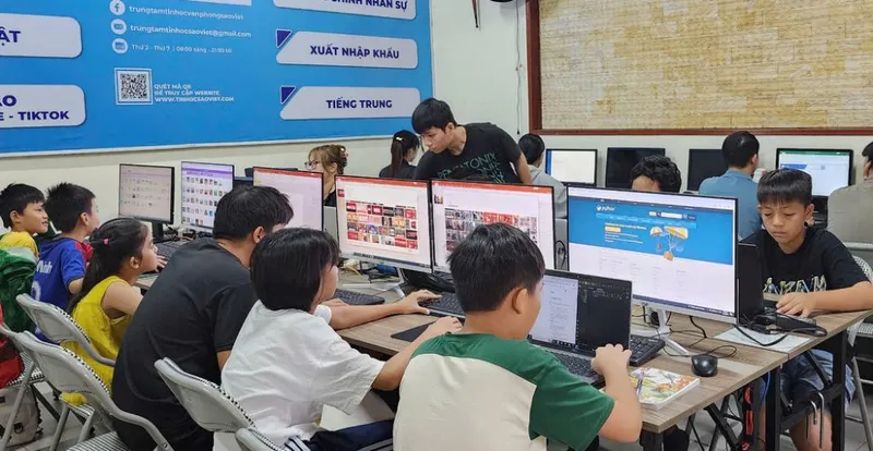 Học sinh đang học Ứng dụng AI trong học tập