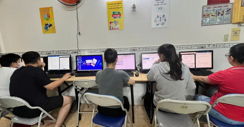 Học viên khóa học AI văn phòng