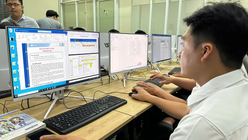 Học viên tại Khóa học AI dành cho giáo viên Học viên tại Khóa học AI dành cho giáo viên