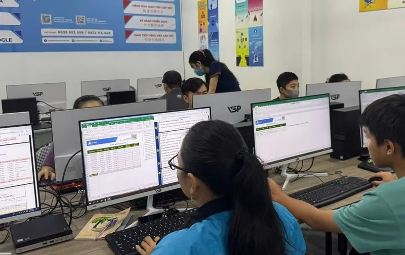 Học viên khóa học Ứng dụng AI trong Excel
