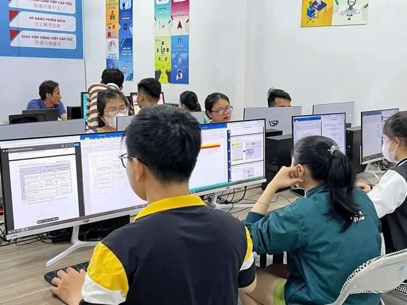Học viên tại khóa học Soạn thảo văn bản bằng AI