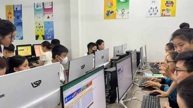 Học viên khóa học Ứng dụng AI trong Excel