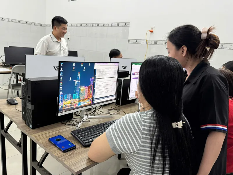 Học viên tại khóa học thiết kế Slide bằng AI