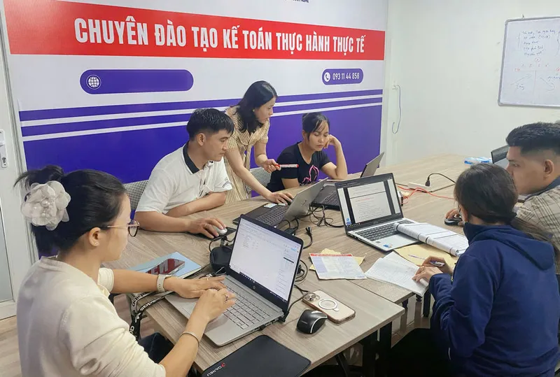 Học viên tại Khóa học AI cho kế toán Học viên tại Khóa học AI cho kế toán