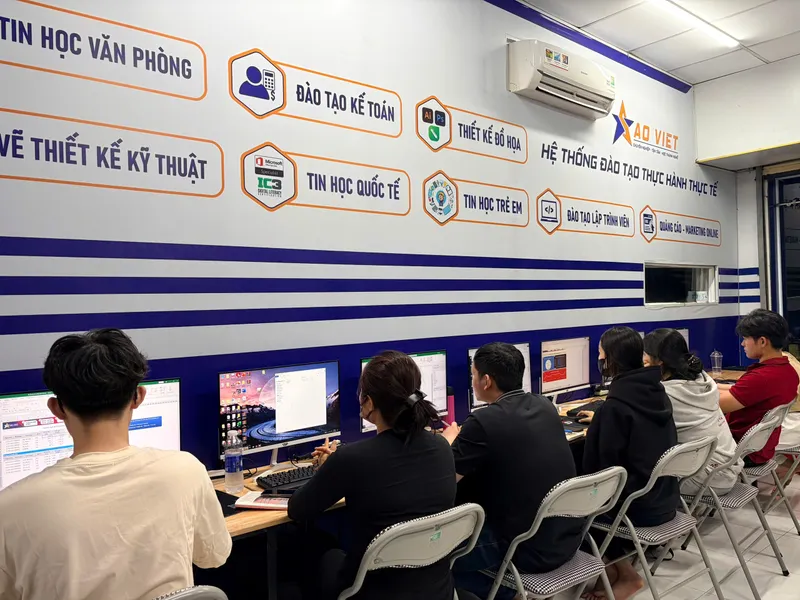 Học viên tại khóa học tạo video bằng AI