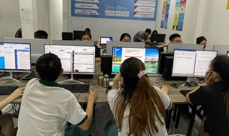 Học viên tại khóa học thiết kế Slide bằng AI