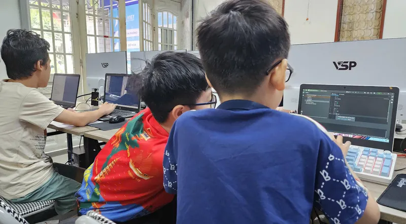 Trẻ em đang tham gia khóa học AI cho trẻ em Trẻ em đang tham gia khóa học AI cho trẻ em