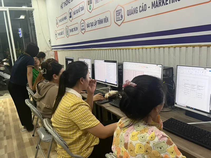 Khóa học Ứng dụng AI Trong Quản Lý Kho Khóa học Ứng dụng AI Trong Quản Lý Kho