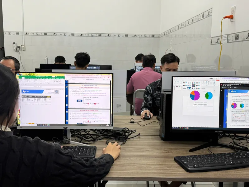 Học viên tại khóa học thiết kế Slide bằng AI
