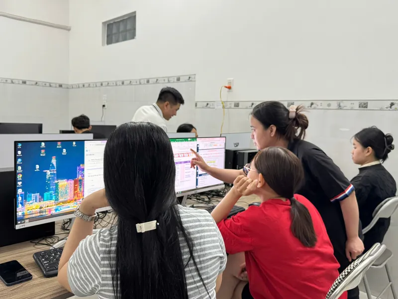 Học viên được chỉ dẫn tận tình tại Trung tâm Công Nghệ AI Sao Việt Học viên được chỉ dẫn tận tình tại Trung tâm Công Nghệ AI Sao Việt